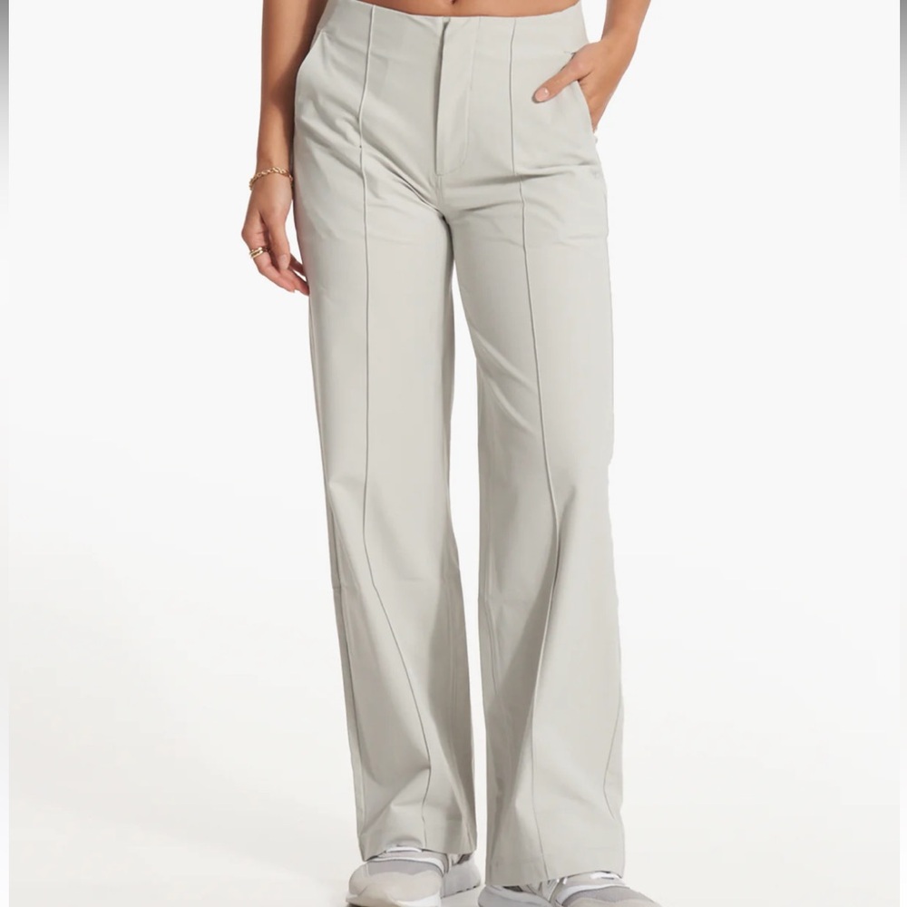 Vuori- Womens Meta Wideleg - Short - Small (short) - Vapor